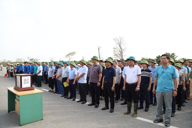 Huyện Mê Linh đồng loạt ra quân tổng vệ sinh môi trường, phòng chống dịch bệnh sau bão số 3- Ảnh 1.