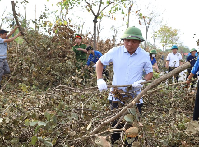 Huyện Mê Linh đồng loạt ra quân tổng vệ sinh môi trường, phòng chống dịch bệnh sau bão số 3- Ảnh 2.