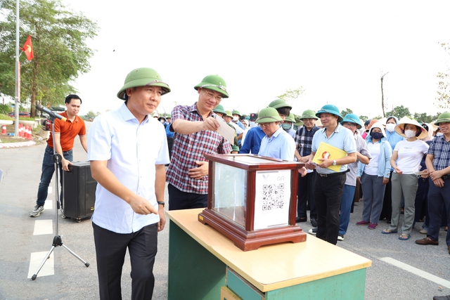 Huyện Mê Linh đồng loạt ra quân tổng vệ sinh môi trường, phòng chống dịch bệnh sau bão số 3- Ảnh 3.