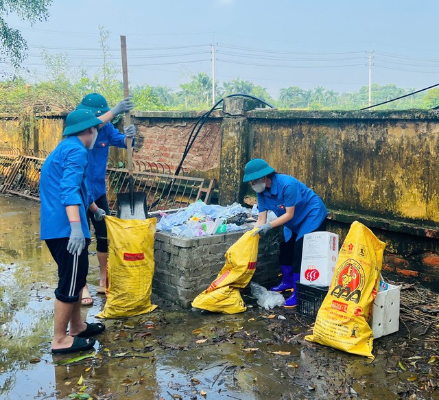 Huyện Mê Linh đồng loạt ra quân tổng vệ sinh môi trường, phòng chống dịch bệnh sau bão số 3- Ảnh 9.