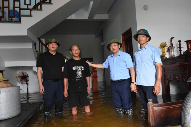 Chủ tịch UBND huyện Mê Linh Hoàng Anh Tuấn kiểm tra tình hình, chỉ đạo công tác hỗ trợ người dân vùng bị ngập lụt tại xã Thanh Lâm- Ảnh 1.