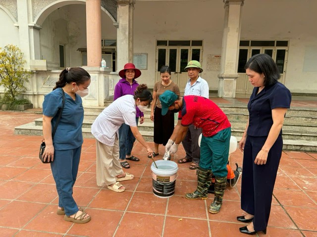 Huyện Mê Linh đồng loạt ra quân tổng vệ sinh môi trường, phòng chống dịch bệnh sau bão số 3- Ảnh 10.