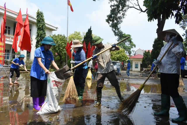 Huyện Mê Linh đồng loạt ra quân tổng vệ sinh môi trường, phòng chống dịch bệnh sau bão số 3- Ảnh 4.