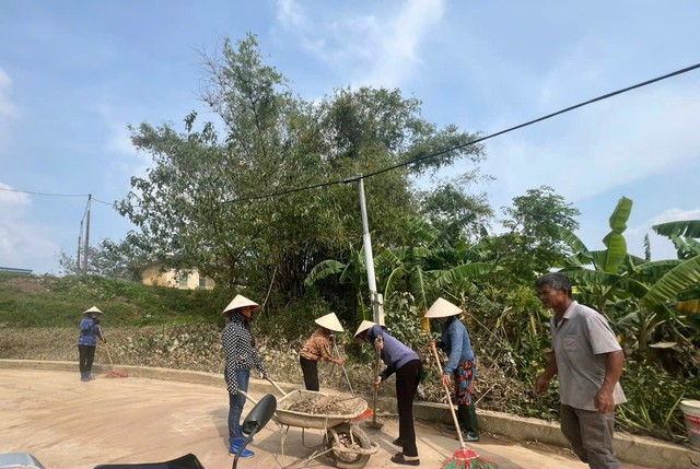 Huyện Mê Linh đồng loạt ra quân tổng vệ sinh môi trường, phòng chống dịch bệnh sau bão số 3- Ảnh 7.