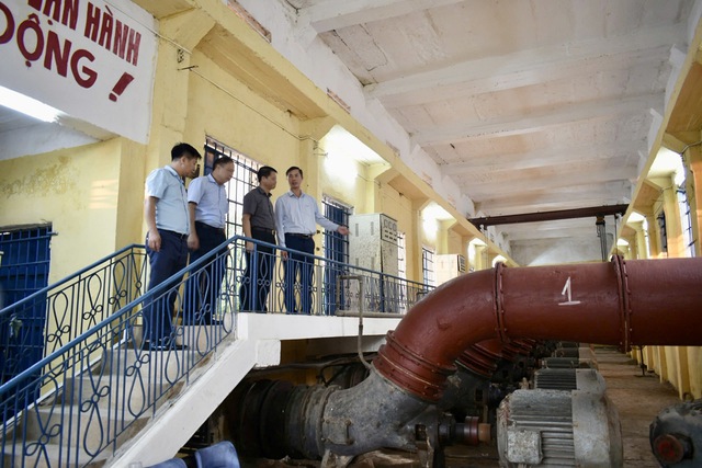 Đồng chí Phó Chủ tịch UBND huyện Mê Linh Lê Văn Khương thăm, động viên Xí nghiệp Thủy lợi Mê Linh- Ảnh 2.