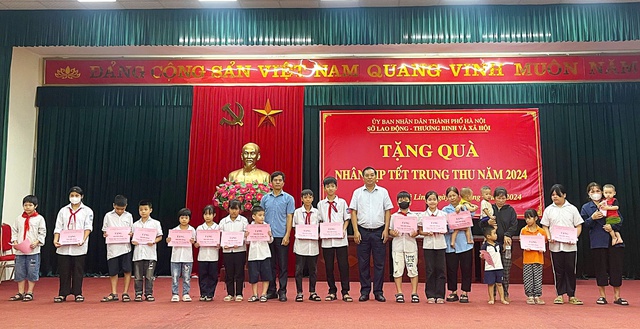 Phó Giám đốc Sở Lao động - Thương binh và Xã hội thành phố Hà Nội Đinh Hồng Phong tặng quà nhân dịp Tết Trung thu cho trẻ em vùng ngập lụt- Ảnh 1.