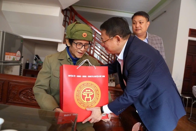 Giám đốc Công an thành phố Hà Nội Nguyễn Hải Trung thăm, tặng quà các gia đình chính sách tại huyện Mê Linh nhân dịp Tết Nguyên đán Ất Tỵ 2025- Ảnh 3. Giám đốc Công an thành phố Hà Nội Nguyễn Hải Trung thăm, tặng quà các gia đình chính sách tại huyện Mê Linh nhân dịp Tết Nguyên đán Ất Tỵ 2025- Ảnh 3.