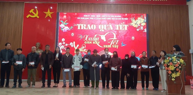 THỊ TRẤN CHI ĐÔNG TỔ CHỨC TRAO QUÀ TẾT CHO NGƯỜI CÓ CÔNG, HỘ CẬN NGHÈO, HỘ CHÍNH SÁCH, HỘ CÓ HOÀN CẢNH KHÓ KHĂN NHÂN DỊP TẾT NGUYÊN ĐÁN ẤT TỴ 2025- Ảnh 3. THỊ TRẤN CHI ĐÔNG TỔ CHỨC TRAO QUÀ TẾT CHO NGƯỜI CÓ CÔNG, HỘ CẬN NGHÈO, HỘ CHÍNH SÁCH, HỘ CÓ HOÀN CẢNH KHÓ KHĂN NHÂN DỊP TẾT NGUYÊN ĐÁN ẤT TỴ 2025- Ảnh 3.