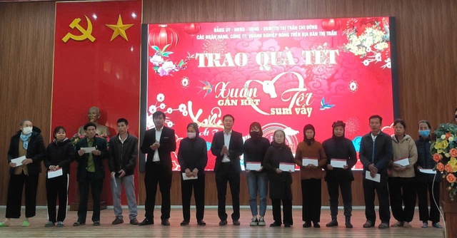 THỊ TRẤN CHI ĐÔNG TỔ CHỨC TRAO QUÀ TẾT CHO NGƯỜI CÓ CÔNG, HỘ CẬN NGHÈO, HỘ CHÍNH SÁCH, HỘ CÓ HOÀN CẢNH KHÓ KHĂN NHÂN DỊP TẾT NGUYÊN ĐÁN ẤT TỴ 2025- Ảnh 4. THỊ TRẤN CHI ĐÔNG TỔ CHỨC TRAO QUÀ TẾT CHO NGƯỜI CÓ CÔNG, HỘ CẬN NGHÈO, HỘ CHÍNH SÁCH, HỘ CÓ HOÀN CẢNH KHÓ KHĂN NHÂN DỊP TẾT NGUYÊN ĐÁN ẤT TỴ 2025- Ảnh 4.