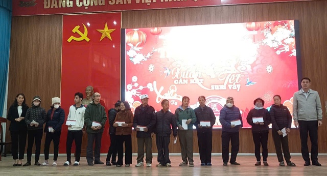 THỊ TRẤN CHI ĐÔNG TỔ CHỨC TRAO QUÀ TẾT CHO NGƯỜI CÓ CÔNG, HỘ CẬN NGHÈO, HỘ CHÍNH SÁCH, HỘ CÓ HOÀN CẢNH KHÓ KHĂN NHÂN DỊP TẾT NGUYÊN ĐÁN ẤT TỴ 2025- Ảnh 5. THỊ TRẤN CHI ĐÔNG TỔ CHỨC TRAO QUÀ TẾT CHO NGƯỜI CÓ CÔNG, HỘ CẬN NGHÈO, HỘ CHÍNH SÁCH, HỘ CÓ HOÀN CẢNH KHÓ KHĂN NHÂN DỊP TẾT NGUYÊN ĐÁN ẤT TỴ 2025- Ảnh 5.