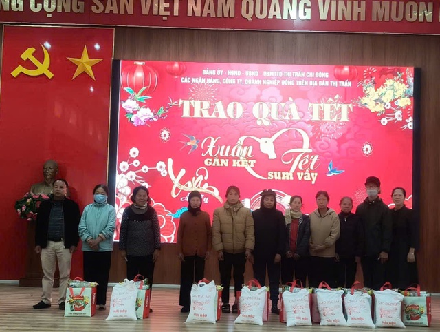 THỊ TRẤN CHI ĐÔNG TỔ CHỨC TRAO QUÀ TẾT CHO NGƯỜI CÓ CÔNG, HỘ CẬN NGHÈO, HỘ CHÍNH SÁCH, HỘ CÓ HOÀN CẢNH KHÓ KHĂN NHÂN DỊP TẾT NGUYÊN ĐÁN ẤT TỴ 2025- Ảnh 8. THỊ TRẤN CHI ĐÔNG TỔ CHỨC TRAO QUÀ TẾT CHO NGƯỜI CÓ CÔNG, HỘ CẬN NGHÈO, HỘ CHÍNH SÁCH, HỘ CÓ HOÀN CẢNH KHÓ KHĂN NHÂN DỊP TẾT NGUYÊN ĐÁN ẤT TỴ 2025- Ảnh 8.