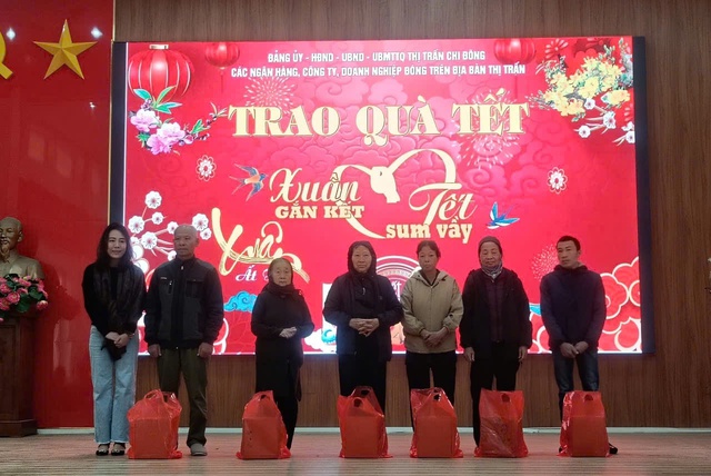THỊ TRẤN CHI ĐÔNG TỔ CHỨC TRAO QUÀ TẾT CHO NGƯỜI CÓ CÔNG, HỘ CẬN NGHÈO, HỘ CHÍNH SÁCH, HỘ CÓ HOÀN CẢNH KHÓ KHĂN NHÂN DỊP TẾT NGUYÊN ĐÁN ẤT TỴ 2025- Ảnh 9. THỊ TRẤN CHI ĐÔNG TỔ CHỨC TRAO QUÀ TẾT CHO NGƯỜI CÓ CÔNG, HỘ CẬN NGHÈO, HỘ CHÍNH SÁCH, HỘ CÓ HOÀN CẢNH KHÓ KHĂN NHÂN DỊP TẾT NGUYÊN ĐÁN ẤT TỴ 2025- Ảnh 9.