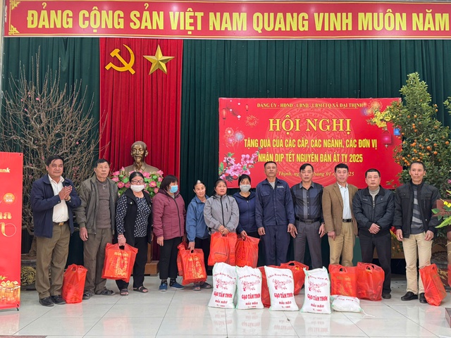 Trao quà Tết cho các hộ có hoàn cảnh khó khăn trên địa bàn xã Đại Thịnh- Ảnh 7. Trao quà Tết cho các hộ có hoàn cảnh khó khăn trên địa bàn xã Đại Thịnh- Ảnh 7.