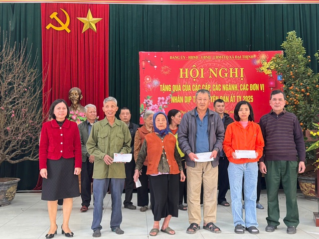 Trao quà Tết cho các hộ có hoàn cảnh khó khăn trên địa bàn xã Đại Thịnh- Ảnh 4. Trao quà Tết cho các hộ có hoàn cảnh khó khăn trên địa bàn xã Đại Thịnh- Ảnh 4.
