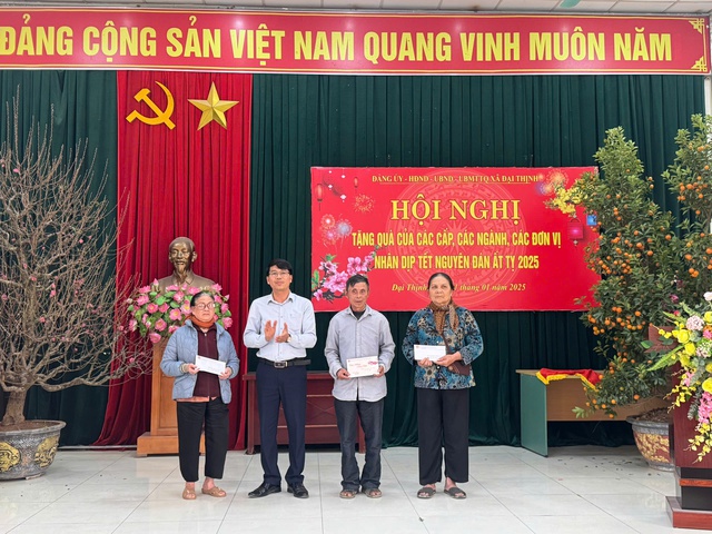 Trao quà Tết cho các hộ có hoàn cảnh khó khăn trên địa bàn xã Đại Thịnh- Ảnh 5. Trao quà Tết cho các hộ có hoàn cảnh khó khăn trên địa bàn xã Đại Thịnh- Ảnh 5.