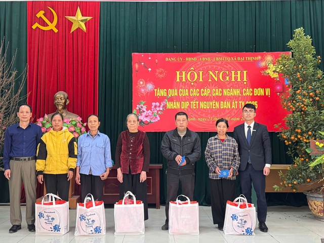 Trao quà Tết cho các hộ có hoàn cảnh khó khăn trên địa bàn xã Đại Thịnh- Ảnh 3. Trao quà Tết cho các hộ có hoàn cảnh khó khăn trên địa bàn xã Đại Thịnh- Ảnh 3.