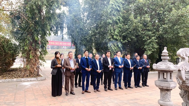 Đồng chí Hoàng Anh Tuấn - Phó Bí thư Huyện Ủy-Chủ tịch UBND huyện tham dự buổi gặp mặt các đồng chí nguyên lãnh đạo của xã Liên Mạc qua các thời kỳ nhân dịp Tết Nguyên đán Ất Tỵ năm 2025- Ảnh 2. Đồng chí Hoàng Anh Tuấn - Phó Bí thư Huyện Ủy-Chủ tịch UBND huyện tham dự buổi gặp mặt các đồng chí nguyên lãnh đạo của xã Liên Mạc qua các thời kỳ nhân dịp Tết Nguyên đán Ất Tỵ năm 2025- Ảnh 2.