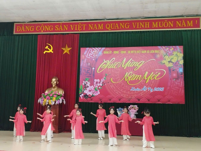 Đồng chí Hoàng Anh Tuấn - Phó Bí thư Huyện Ủy-Chủ tịch UBND huyện tham dự buổi gặp mặt các đồng chí nguyên lãnh đạo của xã Liên Mạc qua các thời kỳ nhân dịp Tết Nguyên đán Ất Tỵ năm 2025- Ảnh 5. Đồng chí Hoàng Anh Tuấn - Phó Bí thư Huyện Ủy-Chủ tịch UBND huyện tham dự buổi gặp mặt các đồng chí nguyên lãnh đạo của xã Liên Mạc qua các thời kỳ nhân dịp Tết Nguyên đán Ất Tỵ năm 2025- Ảnh 5.