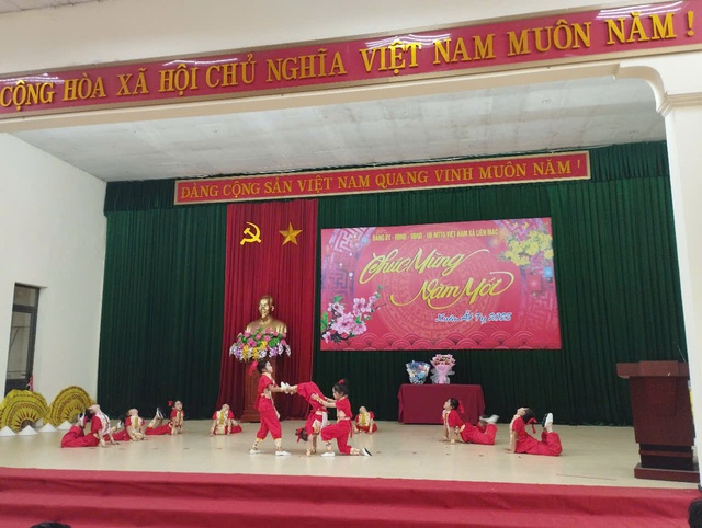Đồng chí Hoàng Anh Tuấn - Phó Bí thư Huyện Ủy-Chủ tịch UBND huyện tham dự buổi gặp mặt các đồng chí nguyên lãnh đạo của xã Liên Mạc qua các thời kỳ nhân dịp Tết Nguyên đán Ất Tỵ năm 2025- Ảnh 14. Đồng chí Hoàng Anh Tuấn - Phó Bí thư Huyện Ủy-Chủ tịch UBND huyện tham dự buổi gặp mặt các đồng chí nguyên lãnh đạo của xã Liên Mạc qua các thời kỳ nhân dịp Tết Nguyên đán Ất Tỵ năm 2025- Ảnh 14.