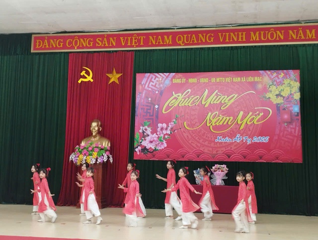 Đồng chí Hoàng Anh Tuấn - Phó Bí thư Huyện Ủy-Chủ tịch UBND huyện tham dự buổi gặp mặt các đồng chí nguyên lãnh đạo của xã Liên Mạc qua các thời kỳ nhân dịp Tết Nguyên đán Ất Tỵ năm 2025- Ảnh 6. Đồng chí Hoàng Anh Tuấn - Phó Bí thư Huyện Ủy-Chủ tịch UBND huyện tham dự buổi gặp mặt các đồng chí nguyên lãnh đạo của xã Liên Mạc qua các thời kỳ nhân dịp Tết Nguyên đán Ất Tỵ năm 2025- Ảnh 6.