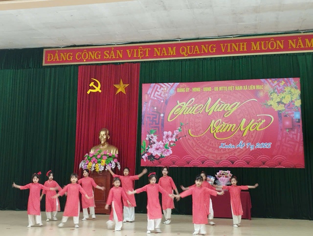 Đồng chí Hoàng Anh Tuấn - Phó Bí thư Huyện Ủy-Chủ tịch UBND huyện tham dự buổi gặp mặt các đồng chí nguyên lãnh đạo của xã Liên Mạc qua các thời kỳ nhân dịp Tết Nguyên đán Ất Tỵ năm 2025- Ảnh 7. Đồng chí Hoàng Anh Tuấn - Phó Bí thư Huyện Ủy-Chủ tịch UBND huyện tham dự buổi gặp mặt các đồng chí nguyên lãnh đạo của xã Liên Mạc qua các thời kỳ nhân dịp Tết Nguyên đán Ất Tỵ năm 2025- Ảnh 7.