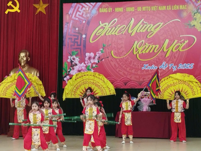 Đồng chí Hoàng Anh Tuấn - Phó Bí thư Huyện Ủy-Chủ tịch UBND huyện tham dự buổi gặp mặt các đồng chí nguyên lãnh đạo của xã Liên Mạc qua các thời kỳ nhân dịp Tết Nguyên đán Ất Tỵ năm 2025- Ảnh 12. Đồng chí Hoàng Anh Tuấn - Phó Bí thư Huyện Ủy-Chủ tịch UBND huyện tham dự buổi gặp mặt các đồng chí nguyên lãnh đạo của xã Liên Mạc qua các thời kỳ nhân dịp Tết Nguyên đán Ất Tỵ năm 2025- Ảnh 12.