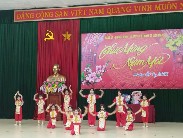 Đồng chí Hoàng Anh Tuấn - Phó Bí thư Huyện Ủy-Chủ tịch UBND huyện tham dự buổi gặp mặt các đồng chí nguyên lãnh đạo của xã Liên Mạc qua các thời kỳ nhân dịp Tết Nguyên đán Ất Tỵ năm 2025- Ảnh 13. Đồng chí Hoàng Anh Tuấn - Phó Bí thư Huyện Ủy-Chủ tịch UBND huyện tham dự buổi gặp mặt các đồng chí nguyên lãnh đạo của xã Liên Mạc qua các thời kỳ nhân dịp Tết Nguyên đán Ất Tỵ năm 2025- Ảnh 13.