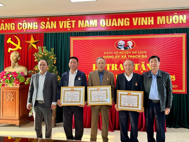 Đảng uỷ xã Thạch Đà tổ chức Lễ trao tặng Huy hiệu Đảng Đợt 03/02/2025- Ảnh 1. Đảng uỷ xã Thạch Đà tổ chức Lễ trao tặng Huy hiệu Đảng Đợt 03/02/2025- Ảnh 1.