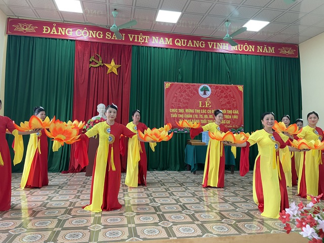 Xã Liên Mạc tổ chức Lễ mừng thọ người cao tuổi vào ngày mồng 4 Tết nguyên đán Ất – nét đẹp của văn hóa Việt Nam- Ảnh 10. Xã Liên Mạc tổ chức Lễ mừng thọ người cao tuổi vào ngày mồng 4 Tết nguyên đán Ất – nét đẹp của văn hóa Việt Nam- Ảnh 10.