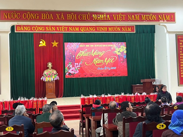 XÃ LIÊN MẠC NHẬN ĐƯỢC HƠN 300 SUẤT QUÀ CỦA CÁC DOANH NGHIỆP, NHÀ HẢO TÂM, CÁC HỘI ĐOÀN THỂ TẶNG CHO CÁC GIA ĐÌNH CÓ HOÀN CẢNH KHÓ KHĂN TRÊN ĐỊA BÀN XÃ NHÂN DỊP TẾT NGUYÊN ĐÁN ẤT TỴ NĂM 2025- Ảnh 1. XÃ LIÊN MẠC NHẬN ĐƯỢC HƠN 300 SUẤT QUÀ CỦA CÁC DOANH NGHIỆP, NHÀ HẢO TÂM, CÁC HỘI ĐOÀN THỂ TẶNG CHO CÁC GIA ĐÌNH CÓ HOÀN CẢNH KHÓ KHĂN TRÊN ĐỊA BÀN XÃ NHÂN DỊP TẾT NGUYÊN ĐÁN ẤT TỴ NĂM 2025- Ảnh 1.