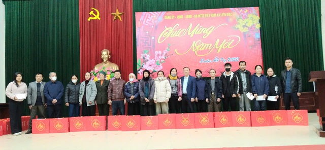XÃ LIÊN MẠC NHẬN ĐƯỢC HƠN 300 SUẤT QUÀ CỦA CÁC DOANH NGHIỆP, NHÀ HẢO TÂM, CÁC HỘI ĐOÀN THỂ TẶNG CHO CÁC GIA ĐÌNH CÓ HOÀN CẢNH KHÓ KHĂN TRÊN ĐỊA BÀN XÃ NHÂN DỊP TẾT NGUYÊN ĐÁN ẤT TỴ NĂM 2025- Ảnh 2. XÃ LIÊN MẠC NHẬN ĐƯỢC HƠN 300 SUẤT QUÀ CỦA CÁC DOANH NGHIỆP, NHÀ HẢO TÂM, CÁC HỘI ĐOÀN THỂ TẶNG CHO CÁC GIA ĐÌNH CÓ HOÀN CẢNH KHÓ KHĂN TRÊN ĐỊA BÀN XÃ NHÂN DỊP TẾT NGUYÊN ĐÁN ẤT TỴ NĂM 2025- Ảnh 2.