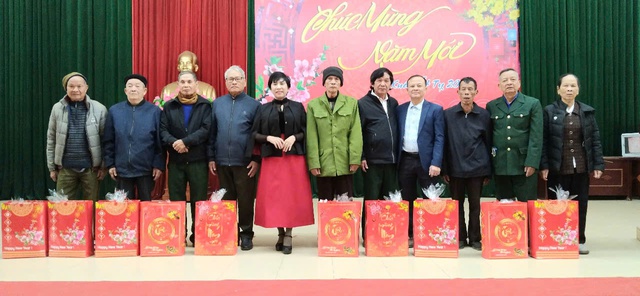 XÃ LIÊN MẠC NHẬN ĐƯỢC HƠN 300 SUẤT QUÀ CỦA CÁC DOANH NGHIỆP, NHÀ HẢO TÂM, CÁC HỘI ĐOÀN THỂ TẶNG CHO CÁC GIA ĐÌNH CÓ HOÀN CẢNH KHÓ KHĂN TRÊN ĐỊA BÀN XÃ NHÂN DỊP TẾT NGUYÊN ĐÁN ẤT TỴ NĂM 2025- Ảnh 5. XÃ LIÊN MẠC NHẬN ĐƯỢC HƠN 300 SUẤT QUÀ CỦA CÁC DOANH NGHIỆP, NHÀ HẢO TÂM, CÁC HỘI ĐOÀN THỂ TẶNG CHO CÁC GIA ĐÌNH CÓ HOÀN CẢNH KHÓ KHĂN TRÊN ĐỊA BÀN XÃ NHÂN DỊP TẾT NGUYÊN ĐÁN ẤT TỴ NĂM 2025- Ảnh 5.