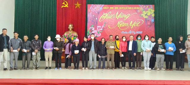 XÃ LIÊN MẠC NHẬN ĐƯỢC HƠN 300 SUẤT QUÀ CỦA CÁC DOANH NGHIỆP, NHÀ HẢO TÂM, CÁC HỘI ĐOÀN THỂ TẶNG CHO CÁC GIA ĐÌNH CÓ HOÀN CẢNH KHÓ KHĂN TRÊN ĐỊA BÀN XÃ NHÂN DỊP TẾT NGUYÊN ĐÁN ẤT TỴ NĂM 2025- Ảnh 7. XÃ LIÊN MẠC NHẬN ĐƯỢC HƠN 300 SUẤT QUÀ CỦA CÁC DOANH NGHIỆP, NHÀ HẢO TÂM, CÁC HỘI ĐOÀN THỂ TẶNG CHO CÁC GIA ĐÌNH CÓ HOÀN CẢNH KHÓ KHĂN TRÊN ĐỊA BÀN XÃ NHÂN DỊP TẾT NGUYÊN ĐÁN ẤT TỴ NĂM 2025- Ảnh 7.