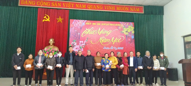 XÃ LIÊN MẠC NHẬN ĐƯỢC HƠN 300 SUẤT QUÀ CỦA CÁC DOANH NGHIỆP, NHÀ HẢO TÂM, CÁC HỘI ĐOÀN THỂ TẶNG CHO CÁC GIA ĐÌNH CÓ HOÀN CẢNH KHÓ KHĂN TRÊN ĐỊA BÀN XÃ NHÂN DỊP TẾT NGUYÊN ĐÁN ẤT TỴ NĂM 2025- Ảnh 8. XÃ LIÊN MẠC NHẬN ĐƯỢC HƠN 300 SUẤT QUÀ CỦA CÁC DOANH NGHIỆP, NHÀ HẢO TÂM, CÁC HỘI ĐOÀN THỂ TẶNG CHO CÁC GIA ĐÌNH CÓ HOÀN CẢNH KHÓ KHĂN TRÊN ĐỊA BÀN XÃ NHÂN DỊP TẾT NGUYÊN ĐÁN ẤT TỴ NĂM 2025- Ảnh 8.