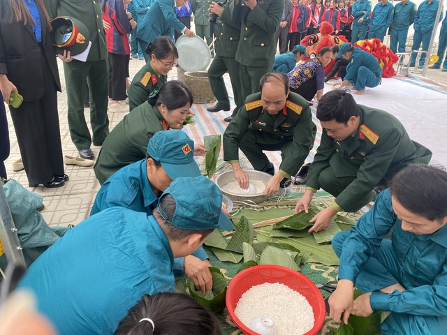 Chương trình “Xuân chung tay đoàn kết - Tết thắm tình quân dân” Tết Nguyên đán Ất Tỵ năm 2025. - Ảnh 7.