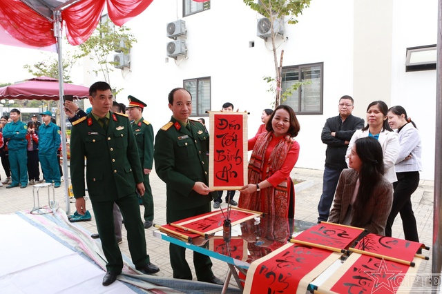 Chương trình “Xuân chung tay đoàn kết - Tết thắm tình quân dân” Tết Nguyên đán Ất Tỵ năm 2025. - Ảnh 8.