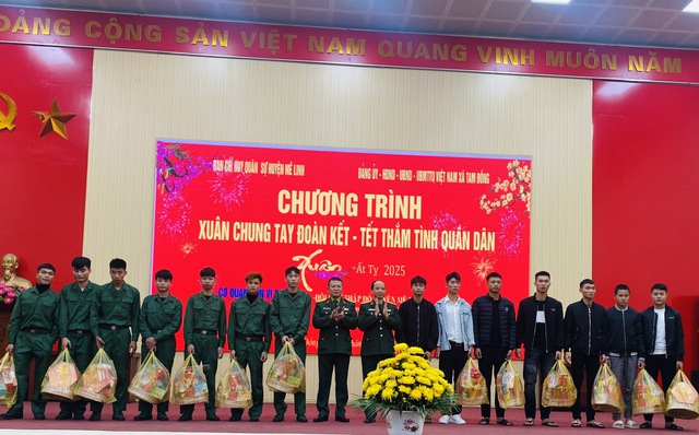 Chương trình “Xuân chung tay đoàn kết - Tết thắm tình quân dân” Tết Nguyên đán Ất Tỵ năm 2025. - Ảnh 5.