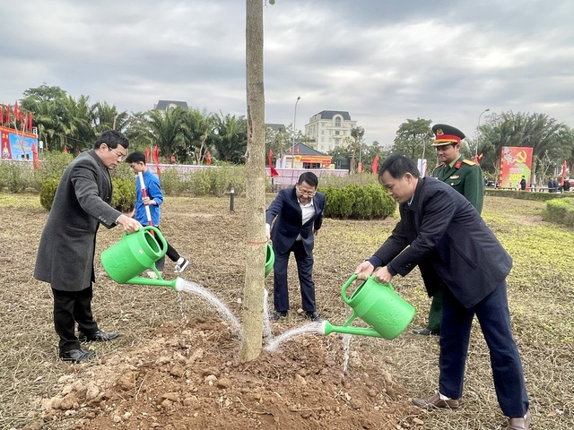 Mê Linh: Phát động Tết trồng cây đời đời nhớ ơn Bác Hồ Xuân Ất Tỵ 2025- Ảnh 5.