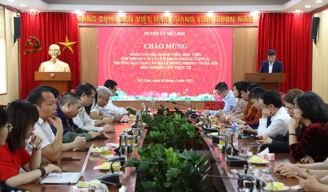 Huyện ủy Mê Linh làm việc với lớp Lớp Trung cấp lý luận chính trị Trung ương 6- Ảnh 1. Huyện ủy Mê Linh làm việc với lớp Lớp Trung cấp lý luận chính trị Trung ương 6- Ảnh 1.