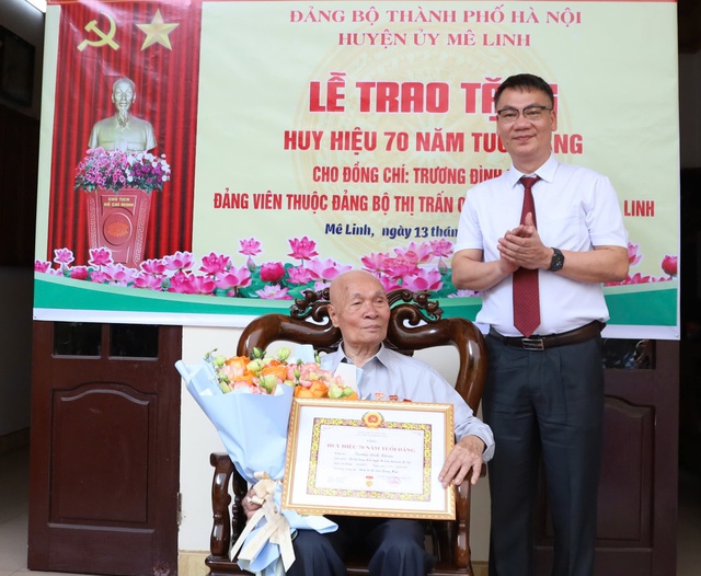 Huyện ủy Mê Linh trao tặng Huy hiệu 70 năm tuổi Đảng cho đảng viên lão thành- Ảnh 1. Huyện ủy Mê Linh trao tặng Huy hiệu 70 năm tuổi Đảng cho đảng viên lão thành- Ảnh 1.