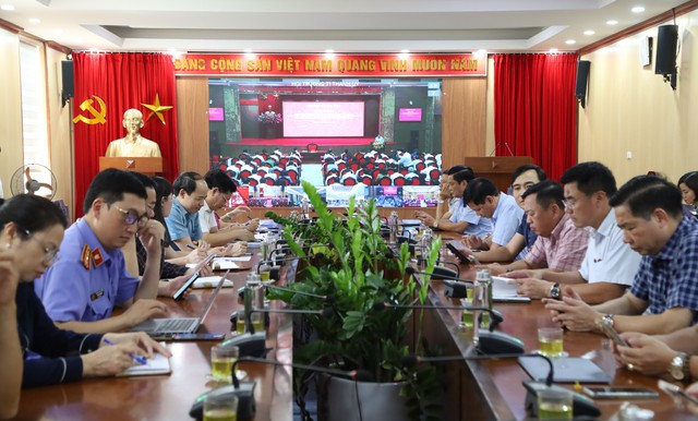 Huyện Mê Linh tham dự hội nghị của Thành ủy Hà Nội về triển khai kế hoạch đại hội đảng bộ các cấp và hướng dẫn sắp xếp, bố trí cán bộ khi sắp xếp đơn vị hành chính cấp xã- Ảnh 1. Huyện Mê Linh tham dự hội nghị của Thành ủy Hà Nội về triển khai kế hoạch đại hội đảng bộ các cấp và hướng dẫn sắp xếp, bố trí cán bộ khi sắp xếp đơn vị hành chính cấp xã- Ảnh 1.