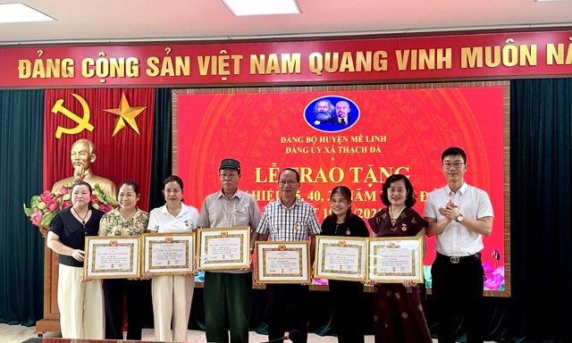 Đảng uỷ xã Thạch Đà tổ chức Lễ trao tặng Huy hiệu Đảng Đợt 19/5/2025- Ảnh 3. Đảng uỷ xã Thạch Đà tổ chức Lễ trao tặng Huy hiệu Đảng Đợt 19/5/2025- Ảnh 3.