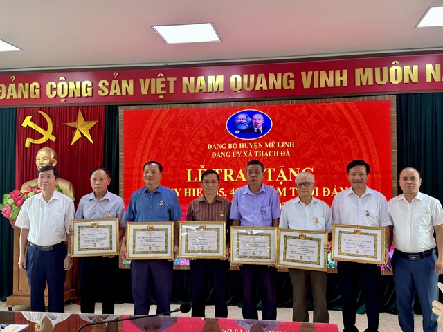 Đảng uỷ xã Thạch Đà tổ chức Lễ trao tặng Huy hiệu Đảng Đợt 19/5/2025- Ảnh 2. Đảng uỷ xã Thạch Đà tổ chức Lễ trao tặng Huy hiệu Đảng Đợt 19/5/2025- Ảnh 2.