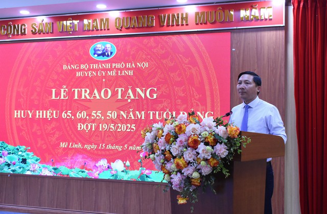 Huyện Mê Linh: 193 đảng viên được tặng Huy hiệu Đảng đợt 19/5/2025- Ảnh 6. Huyện Mê Linh: 193 đảng viên được tặng Huy hiệu Đảng đợt 19/5/2025- Ảnh 6.