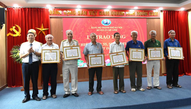 Huyện Mê Linh: 193 đảng viên được tặng Huy hiệu Đảng đợt 19/5/2025- Ảnh 3. Huyện Mê Linh: 193 đảng viên được tặng Huy hiệu Đảng đợt 19/5/2025- Ảnh 3.
