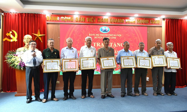 Huyện Mê Linh: 193 đảng viên được tặng Huy hiệu Đảng đợt 19/5/2025- Ảnh 4. Huyện Mê Linh: 193 đảng viên được tặng Huy hiệu Đảng đợt 19/5/2025- Ảnh 4.
