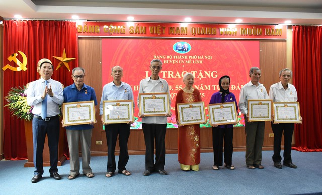Huyện Mê Linh: 193 đảng viên được tặng Huy hiệu Đảng đợt 19/5/2025- Ảnh 1. Huyện Mê Linh: 193 đảng viên được tặng Huy hiệu Đảng đợt 19/5/2025- Ảnh 1.