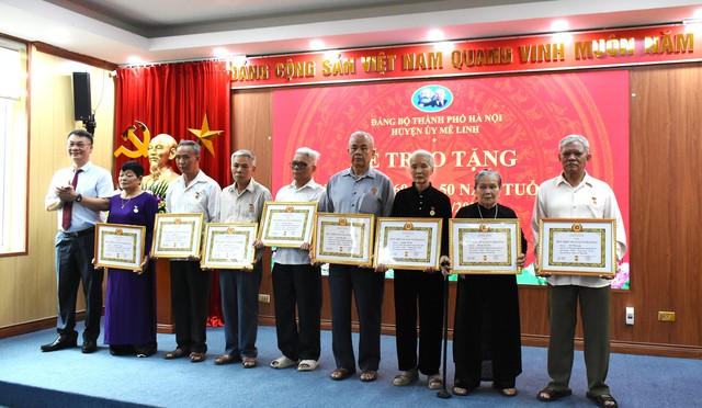Huyện Mê Linh: 193 đảng viên được tặng Huy hiệu Đảng đợt 19/5/2025- Ảnh 2. Huyện Mê Linh: 193 đảng viên được tặng Huy hiệu Đảng đợt 19/5/2025- Ảnh 2.