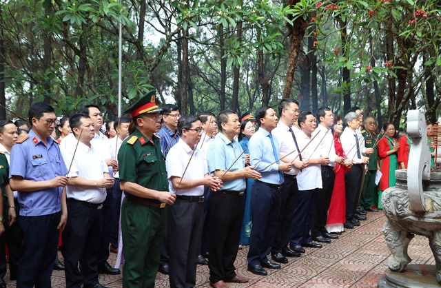 Lãnh đạo huyện Mê Linh dâng hương, tưởng niệm Chủ tịch Hồ Chí Minh nhân kỷ niệm 135 năm Ngày sinh của Người- Ảnh 1.