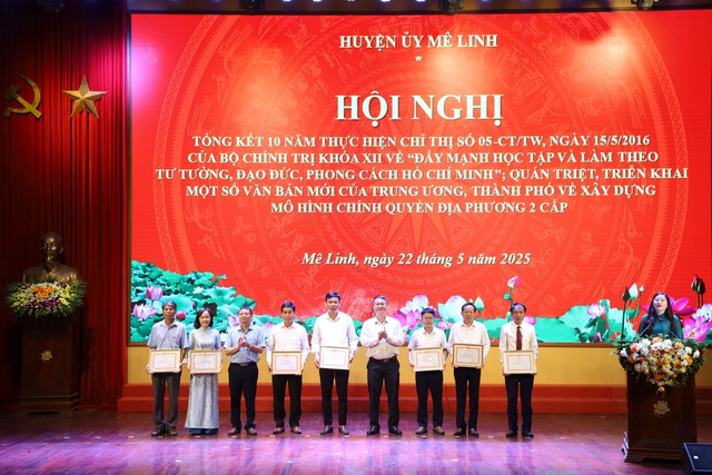 Huyện ủy Mê Linh khen thưởng các tập thể, cá nhân tiêu biểu, xuất sắc trong học và làm theo Bác- Ảnh 2. Huyện ủy Mê Linh khen thưởng các tập thể, cá nhân tiêu biểu, xuất sắc trong học và làm theo Bác- Ảnh 2.